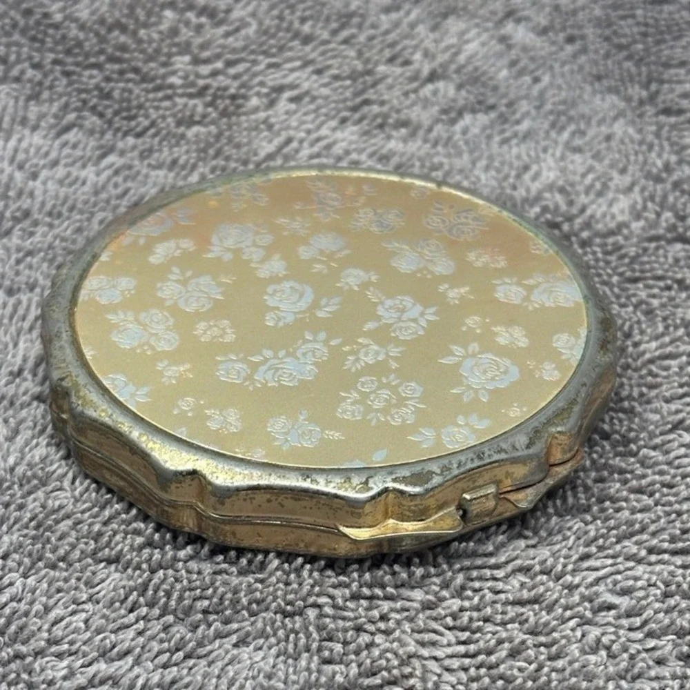 Vintage Makeup Compact Gold Tone Floral Scalloped Edge Made in Japan 3in